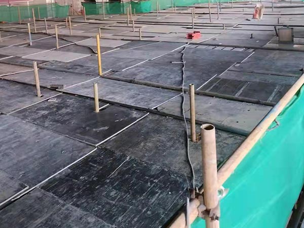 為什么要在沈陽腳手架的地面上鋪設(shè)木板：安全、舒適與效率的雙重保障